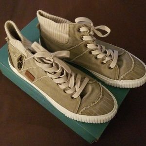 Blowfish light taupe oatmeal color like new